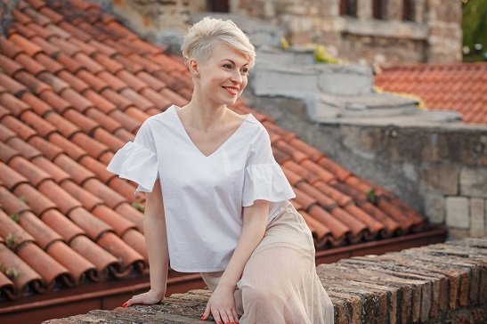 Девушка с короткими платиновыми волосами